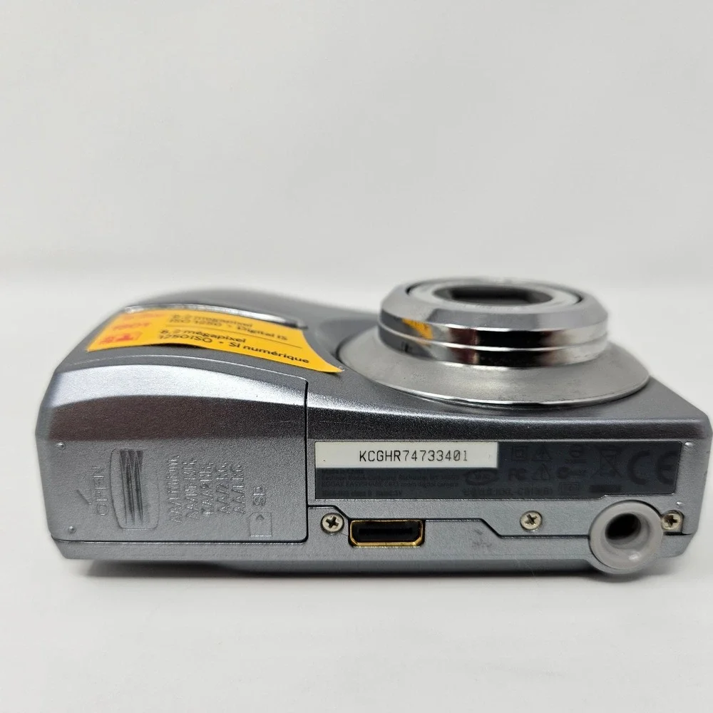 Kodak EasyShare C813 8.2MP Digital Camera Silver 3x Optical Zoom Bundle Case SD